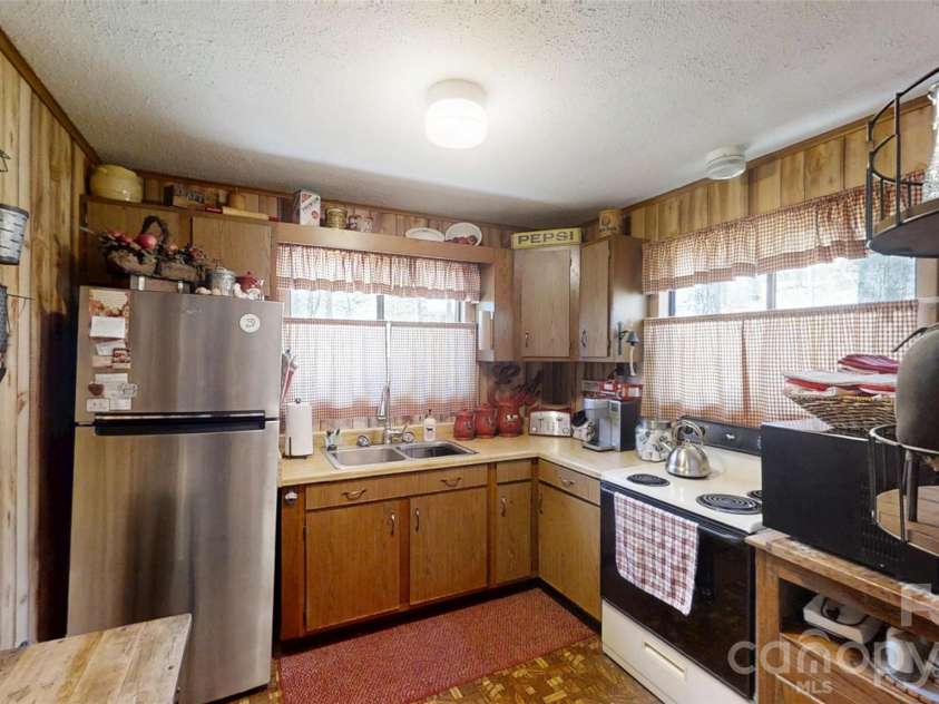 321 Doris Lisa View Drive, Hendersonville, NC 28792.  MLS# CAR4368931, YatesRealty ID 22170. 