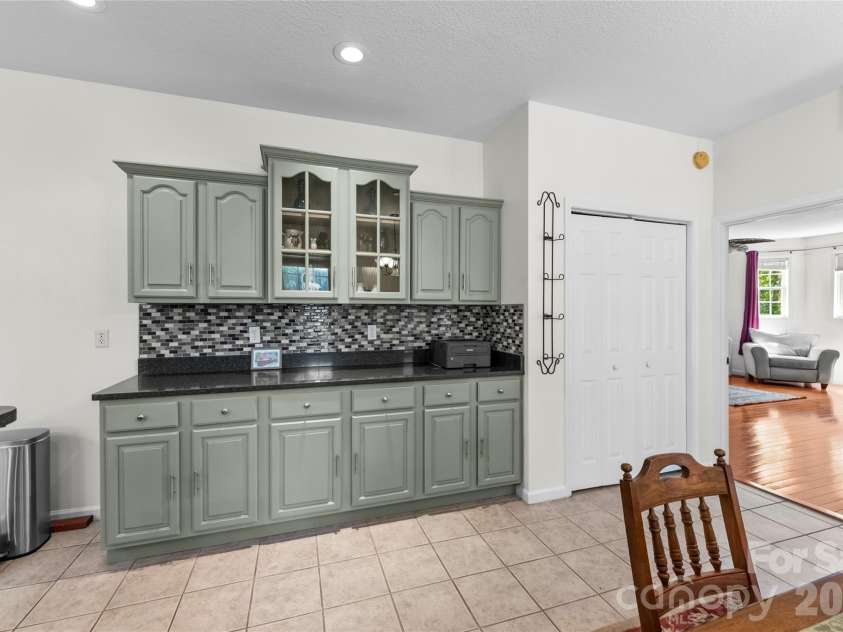 64 Wyoming Road, Asheville, NC 28803.  MLS# CAR4398091, YatesRealty ID 22172. 