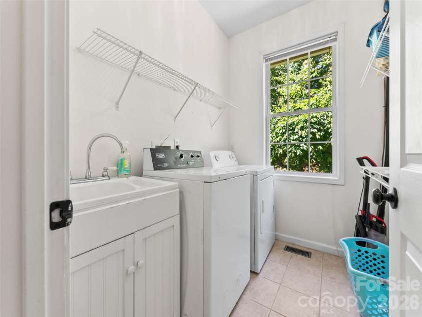 64 Wyoming Road, Asheville, NC 28803.  MLS# CAR4398091, YatesRealty ID 22172. 