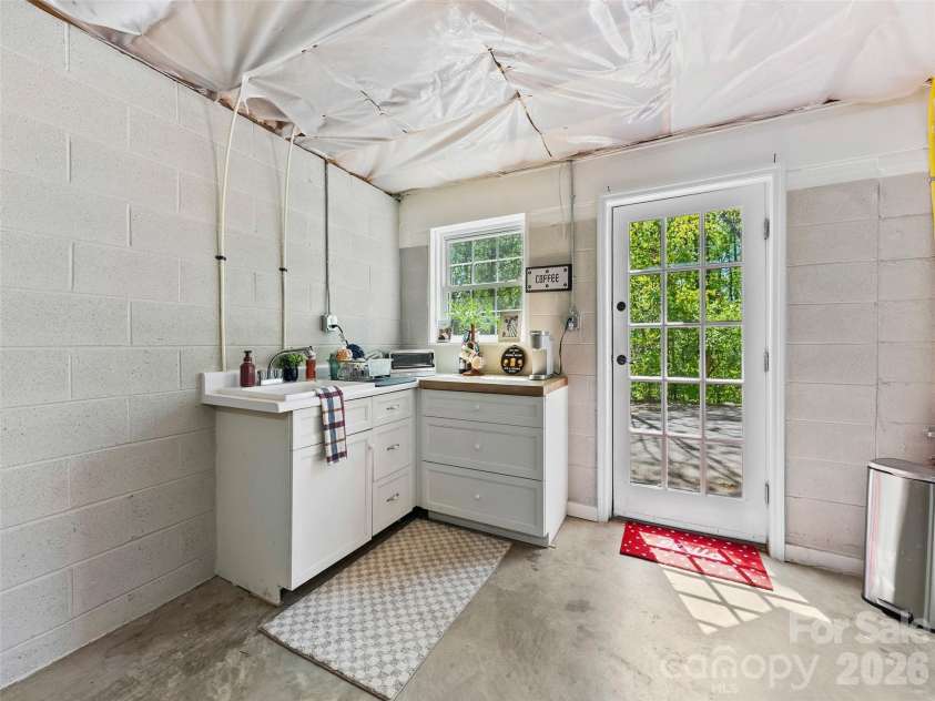 64 Wyoming Road, Asheville, NC 28803.  MLS# CAR4398091, YatesRealty ID 22172. 