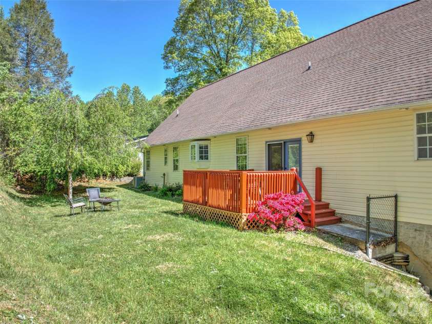 64 Wyoming Road, Asheville, NC 28803.  MLS# CAR4398091, YatesRealty ID 22172. 