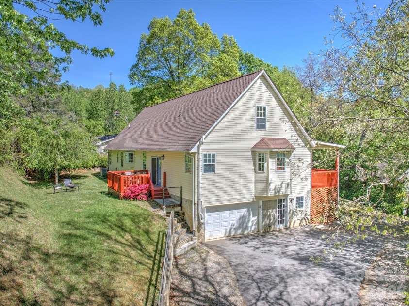 64 Wyoming Road, Asheville, NC 28803.  MLS# CAR4398091, YatesRealty ID 22172. 