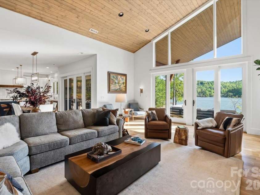 984 Eagle Lake Drive, Brevard, NC 28712.  MLS# CAR4374316, YatesRealty ID 22175. 