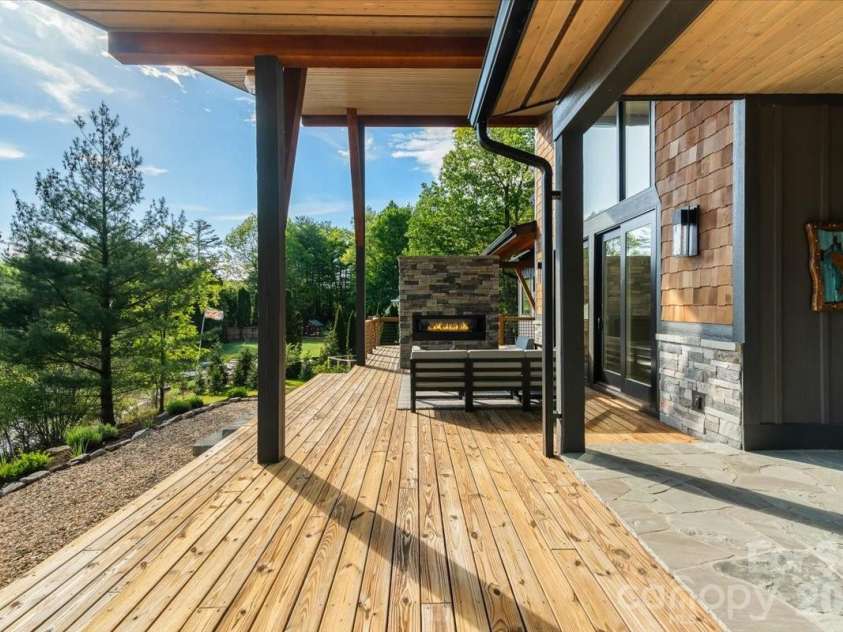 984 Eagle Lake Drive, Brevard, NC 28712.  MLS# CAR4374316, YatesRealty ID 22175. 