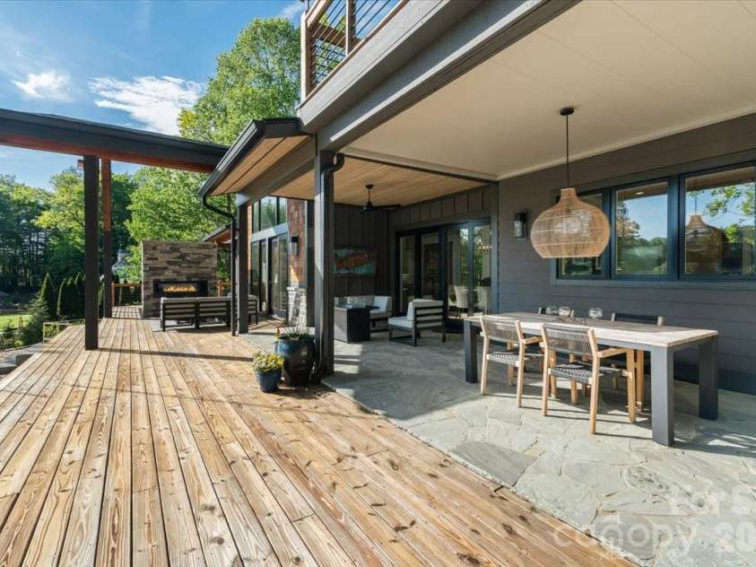 984 Eagle Lake Drive, Brevard, NC 28712.  MLS# CAR4374316, YatesRealty ID 22175. 