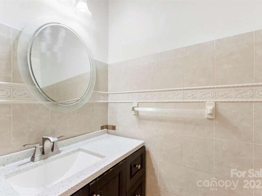 13832 Queenswater Lane, Charlotte, NC 28273.  MLS# CAR4268764, YatesRealty ID 22176. Halfbath
