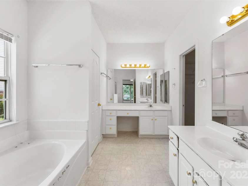 13832 Queenswater Lane, Charlotte, NC 28273.  MLS# CAR4268764, YatesRealty ID 22176. Primary full bath