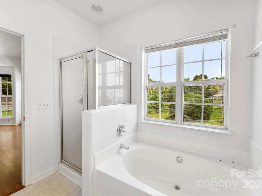 13832 Queenswater Lane, Charlotte, NC 28273.  MLS# CAR4268764, YatesRealty ID 22176. Primary full bath