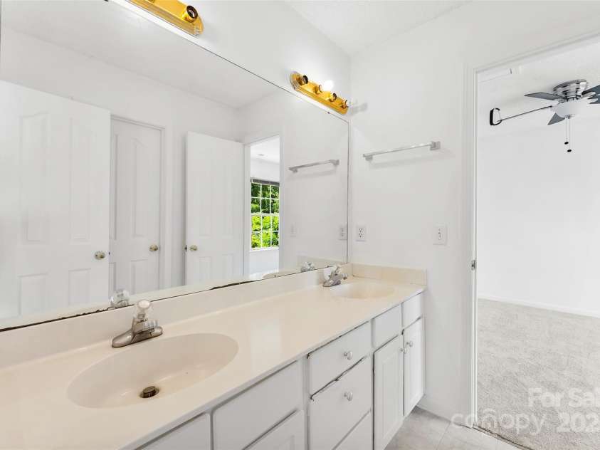 13832 Queenswater Lane, Charlotte, NC 28273.  MLS# CAR4268764, YatesRealty ID 22176. Upstairs full bath