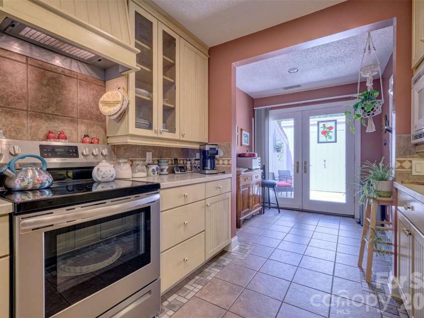 114 Pine Grove Circle, Lake Wylie, SC 29710.  MLS# CAR4376640, YatesRealty ID 22181. Kitchen