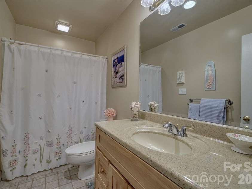 114 Pine Grove Circle, Lake Wylie, SC 29710.  MLS# CAR4376640, YatesRealty ID 22181. Second full bathroom