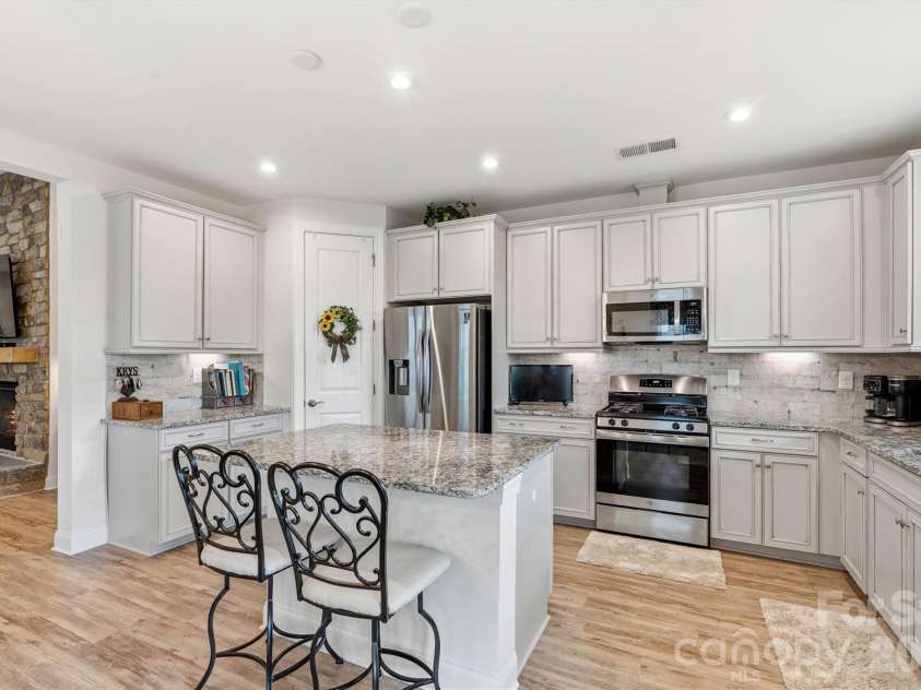 12520 Old Iron Lane, Charlotte, NC 28215.  MLS# CAR4377429, YatesRealty ID 22182. 