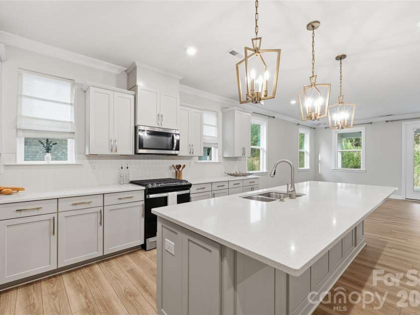 9534 Liberty Hill Drive, Mint Hill, NC 28227.  MLS# CAR4378048, YatesRealty ID 22183. Kitchen