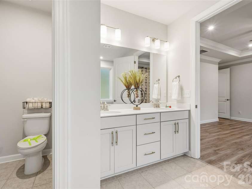 9534 Liberty Hill Drive, Mint Hill, NC 28227.  MLS# CAR4378048, YatesRealty ID 22183. Primary BA with water closet