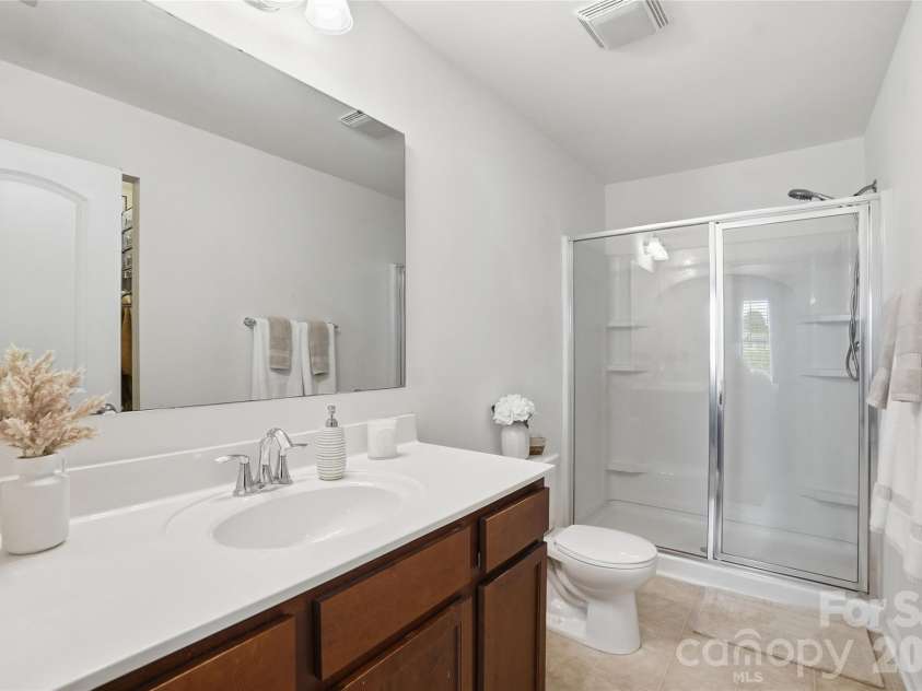 13596 Calloway Glen Drive, Charlotte, NC 28273.  MLS# CAR4377859, YatesRealty ID 22184. Primary bath.