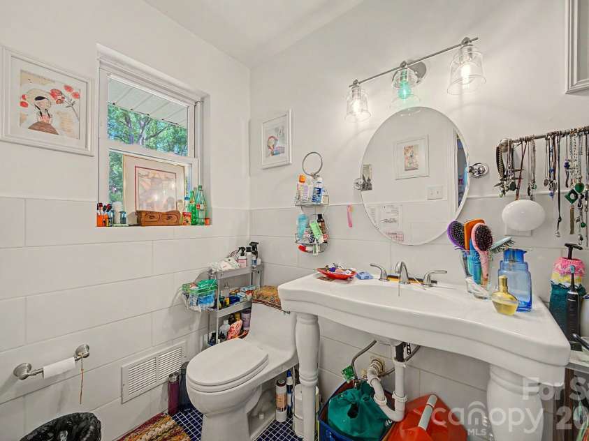 5127 Hoover Drive, Charlotte, NC 28269.  MLS# CAR4379482, YatesRealty ID 22186. 