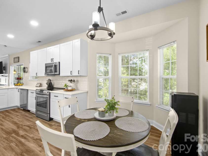 146 Comata Road, Mooresville, NC 28117.  MLS# CAR4380267, YatesRealty ID 22187. Kitchen with casual dining