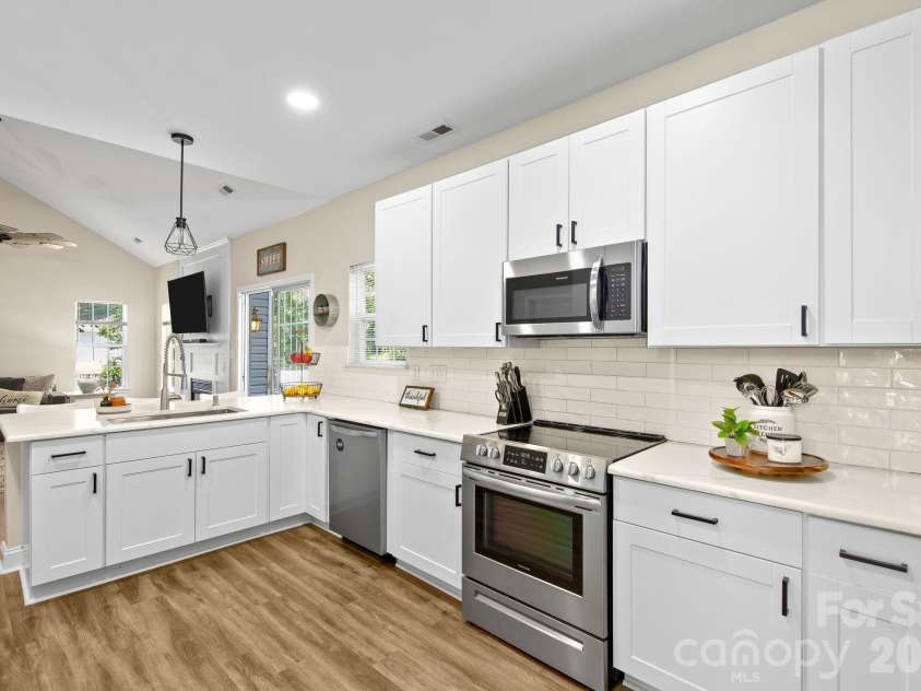 146 Comata Road, Mooresville, NC 28117.  MLS# CAR4380267, YatesRealty ID 22187. Updated Kitchen, new appliances, breakfast bar