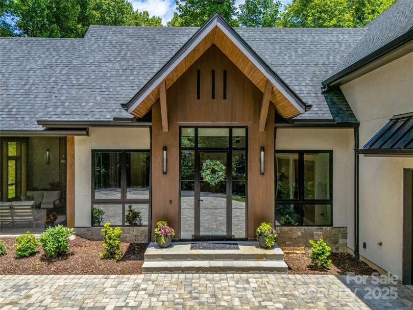 216 Shadybrook Trail, Hendersonville, NC 28739.  MLS# CAR4271745, YatesRealty ID 22188. 