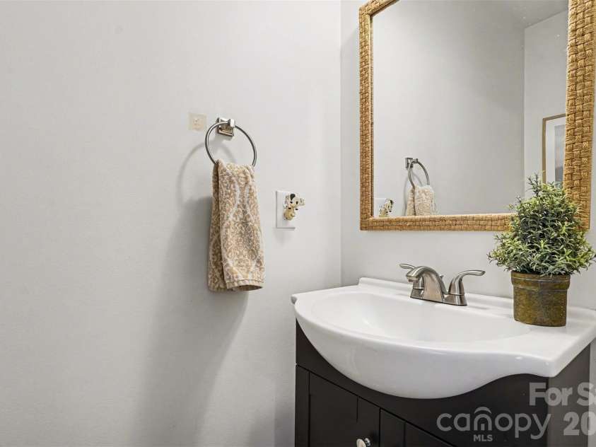 7250 Empire Drive, Mount Pleasant, NC 28124.  MLS# CAR4379274, YatesRealty ID 22188. Half bathroom