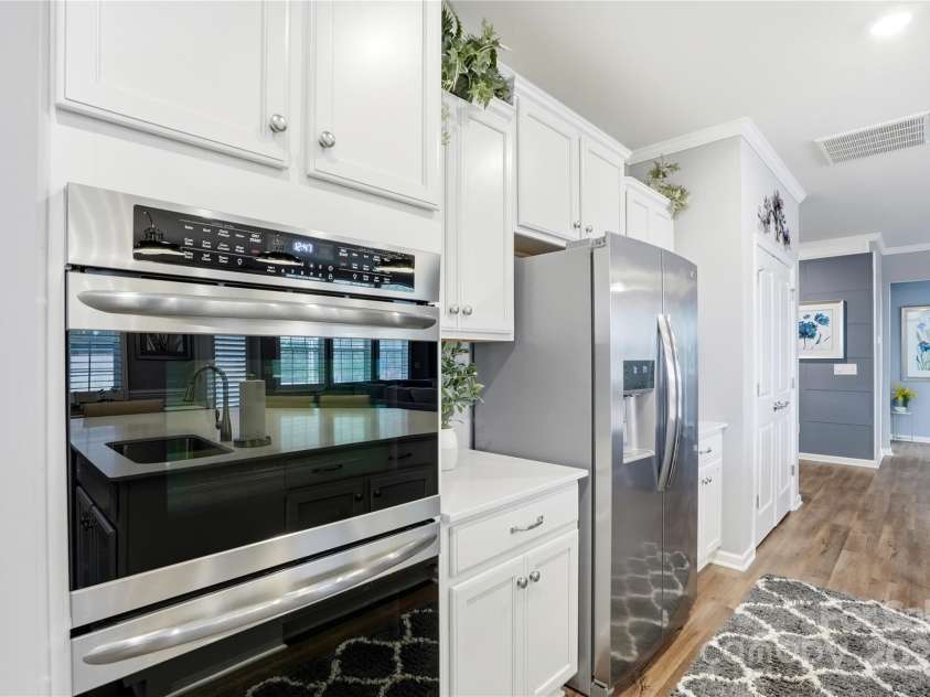 1224 Dali Boulevard, Mount Holly, NC 28120.  MLS# CAR4274726, YatesRealty ID 22189. Double convection ovens