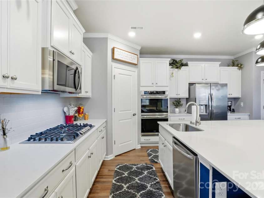 1224 Dali Boulevard, Mount Holly, NC 28120.  MLS# CAR4274726, YatesRealty ID 22189. Kitchen with 5 burner gas cooktop.