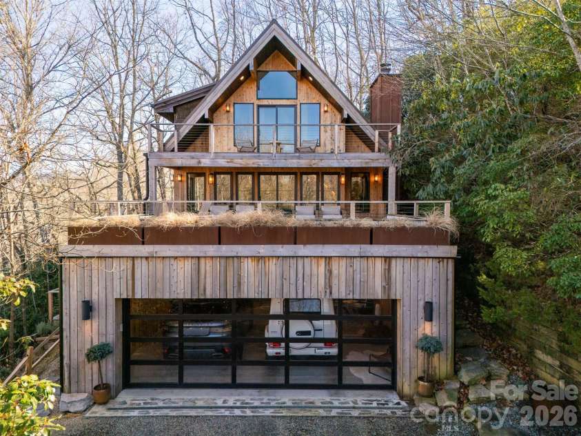 206 Tsisdvna Lane, Brevard, NC 28712.  MLS# CAR4334880, YatesRealty ID 2219. 3 Bed/3 Bath Mountain-Modern Retreat