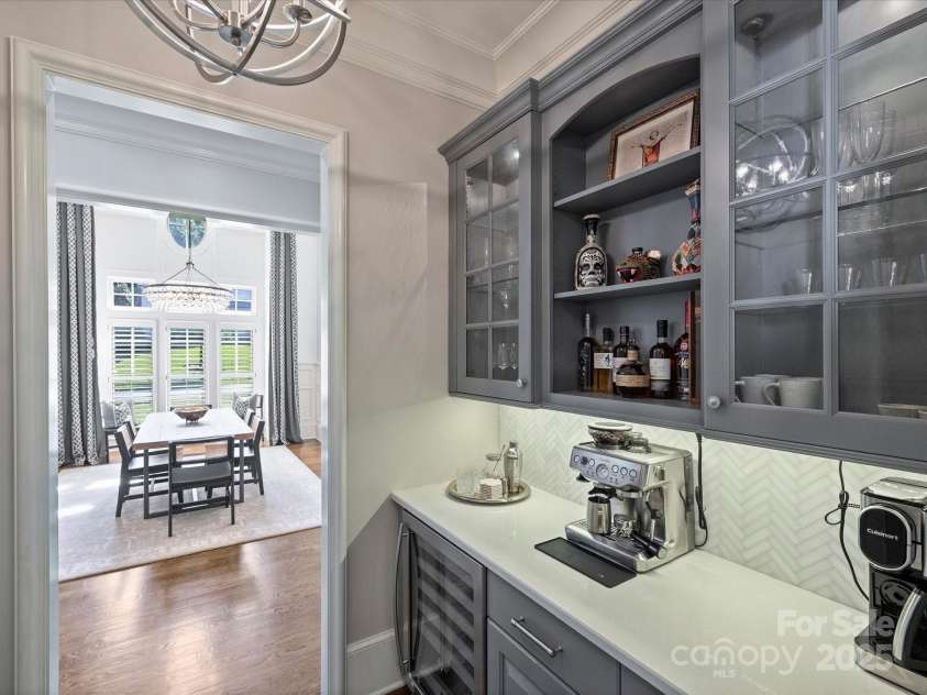6314 Saint Stephen Lane, Charlotte, NC 28210.  MLS# CAR4272179, YatesRealty ID 22190. Butler's Pantry
