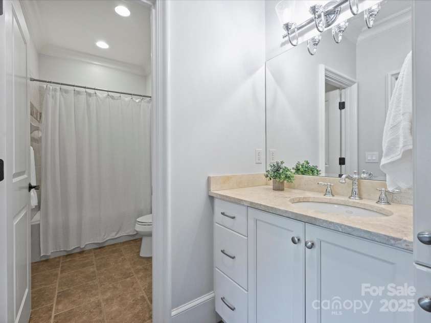 6314 Saint Stephen Lane, Charlotte, NC 28210.  MLS# CAR4272179, YatesRealty ID 22190. Full Bath