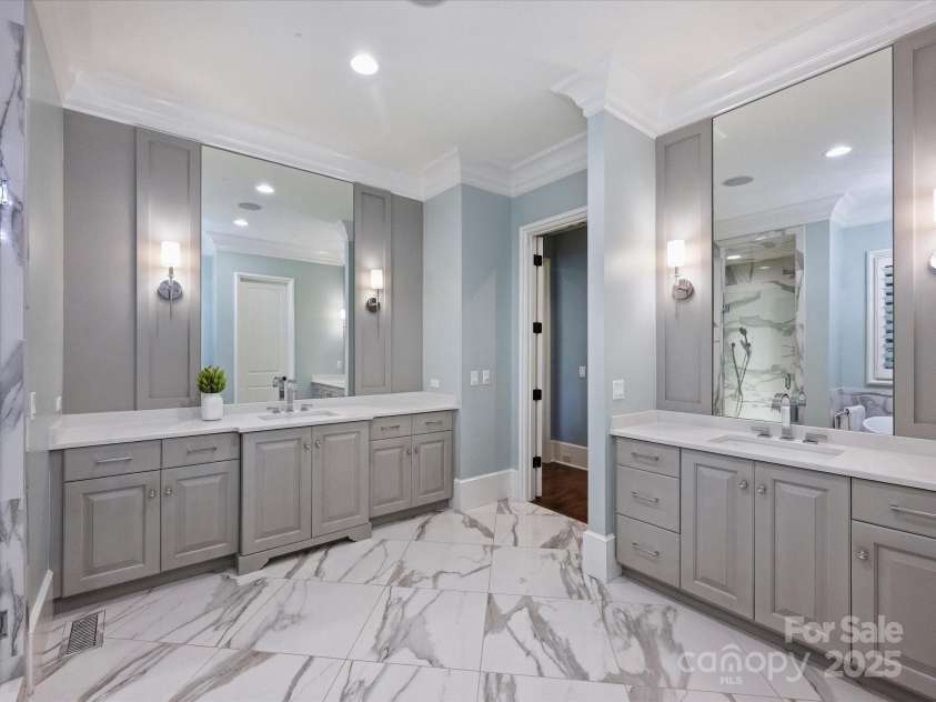 6314 Saint Stephen Lane, Charlotte, NC 28210.  MLS# CAR4272179, YatesRealty ID 22190. Primary Bathroom