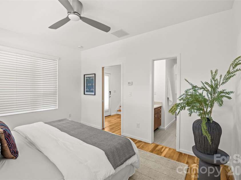 918 Greenleaf Avenue, Charlotte, NC 28202.  MLS# CAR4382252, YatesRealty ID 22191. 
