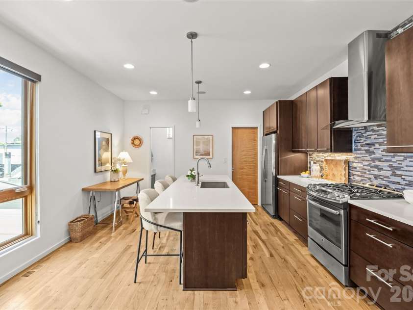 918 Greenleaf Avenue, Charlotte, NC 28202.  MLS# CAR4382252, YatesRealty ID 22191. 