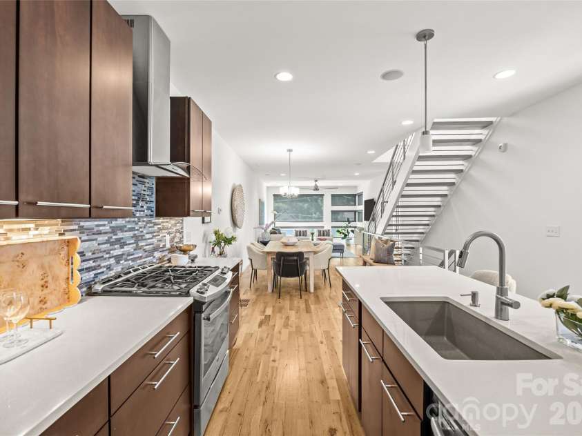 918 Greenleaf Avenue, Charlotte, NC 28202.  MLS# CAR4382252, YatesRealty ID 22191. 