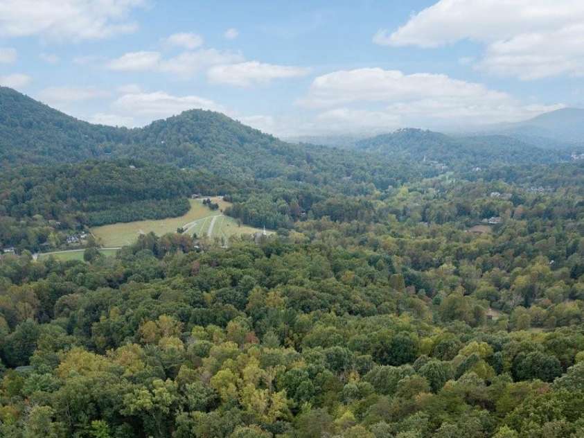 130 Black Oak Drive, Asheville, NC 28804.  MLS# CAR4186383, YatesRealty ID 22192. Beautiful Beaverdam Valley