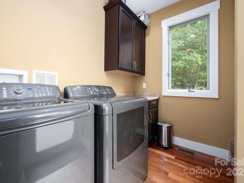 130 Black Oak Drive, Asheville, NC 28804.  MLS# CAR4186383, YatesRealty ID 22192. Convenient Main-Level Laundry Room