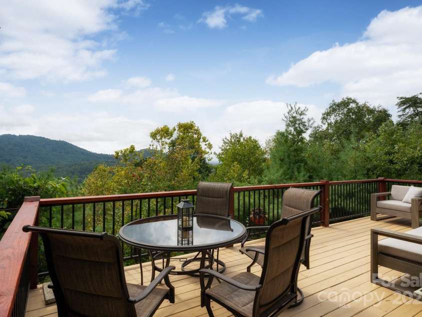 130 Black Oak Drive, Asheville, NC 28804.  MLS# CAR4186383, YatesRealty ID 22192. Enjoy Life in the Mountains