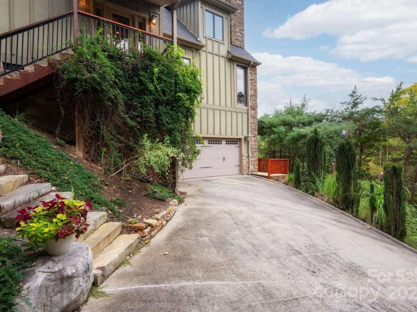130 Black Oak Drive, Asheville, NC 28804.  MLS# CAR4186383, YatesRealty ID 22192. Garage Entrance