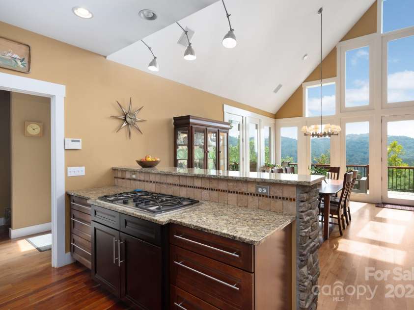 130 Black Oak Drive, Asheville, NC 28804.  MLS# CAR4186383, YatesRealty ID 22192. Gas Cooktop