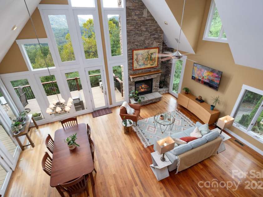 130 Black Oak Drive, Asheville, NC 28804.  MLS# CAR4186383, YatesRealty ID 22192. Soaring Ceilings
