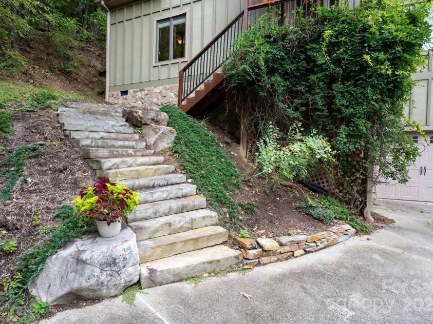 130 Black Oak Drive, Asheville, NC 28804.  MLS# CAR4186383, YatesRealty ID 22192. Steps to Front Entrance