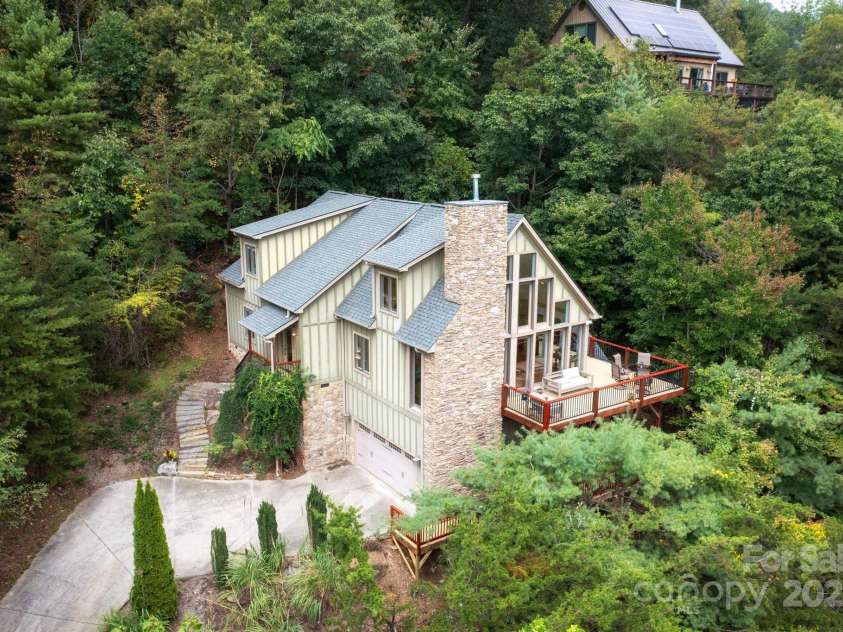130 Black Oak Drive, Asheville, NC 28804.  MLS# CAR4186383, YatesRealty ID 22192. Strategically Sited to Take Advantage of the View!