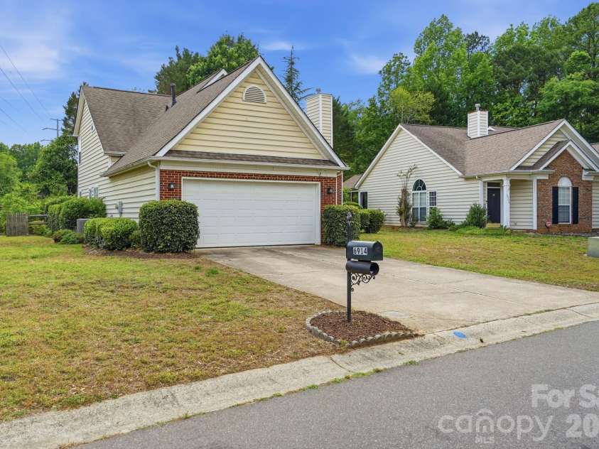 6914 Weirton Place, Charlotte, NC 28226.  MLS# CAR4379626, YatesRealty ID 22192. 