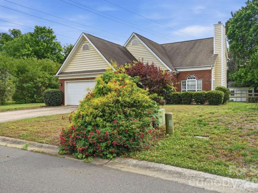 6914 Weirton Place, Charlotte, NC 28226.  MLS# CAR4379626, YatesRealty ID 22192. 