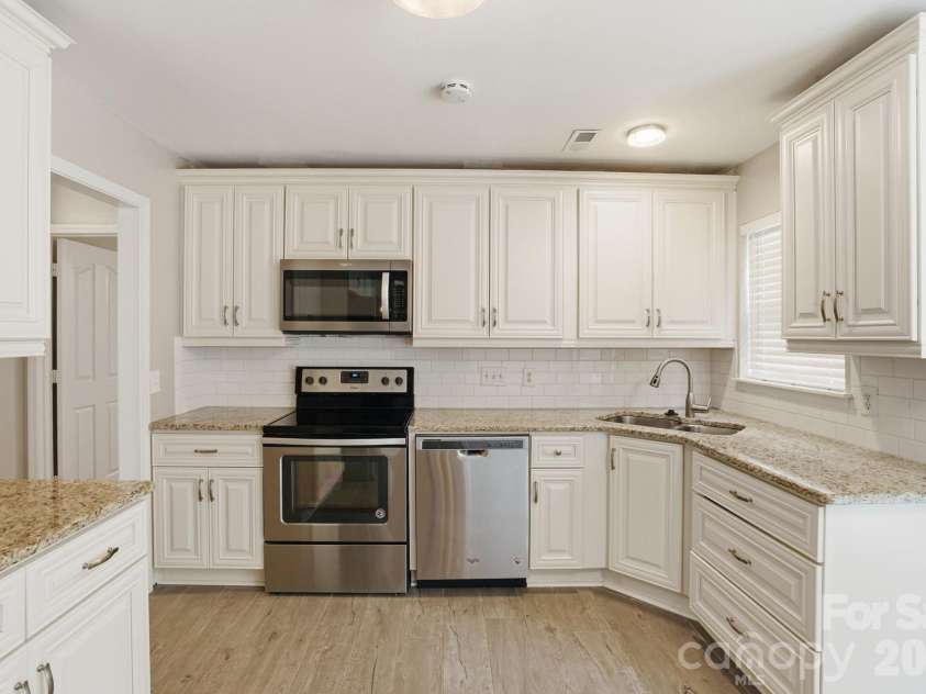6914 Weirton Place, Charlotte, NC 28226.  MLS# CAR4379626, YatesRealty ID 22192. 