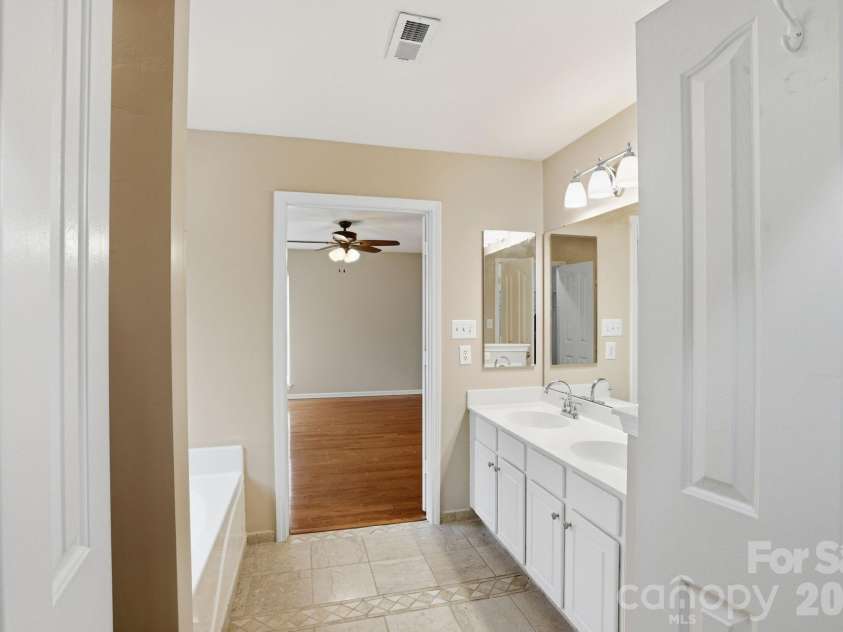 6914 Weirton Place, Charlotte, NC 28226.  MLS# CAR4379626, YatesRealty ID 22192. 