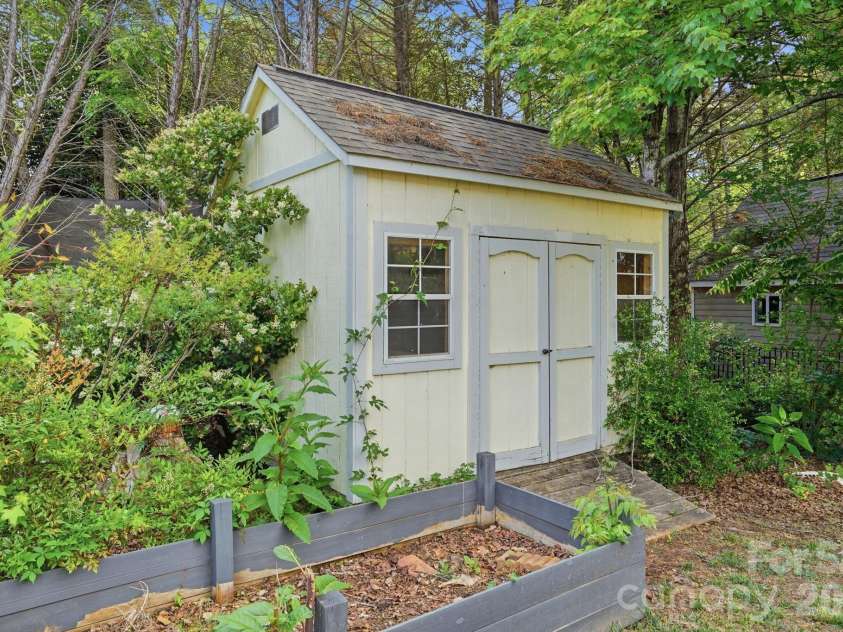 6914 Weirton Place, Charlotte, NC 28226.  MLS# CAR4379626, YatesRealty ID 22192. 