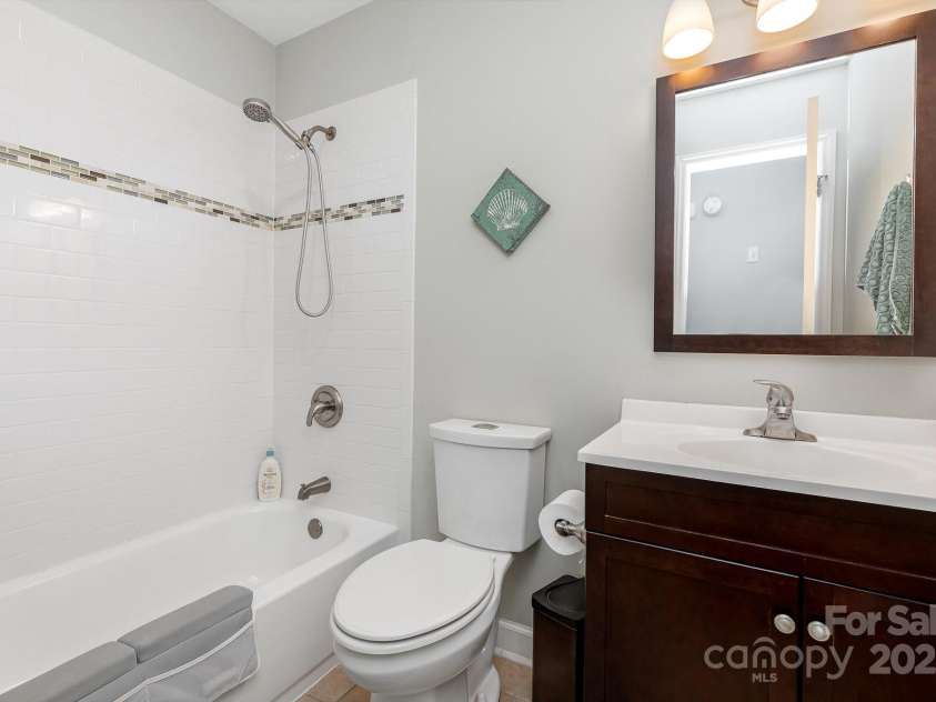 4200 Tyndale Avenue, Charlotte, NC 28210.  MLS# CAR4268120, YatesRealty ID 22194. 2nd Full bathroom upstairs