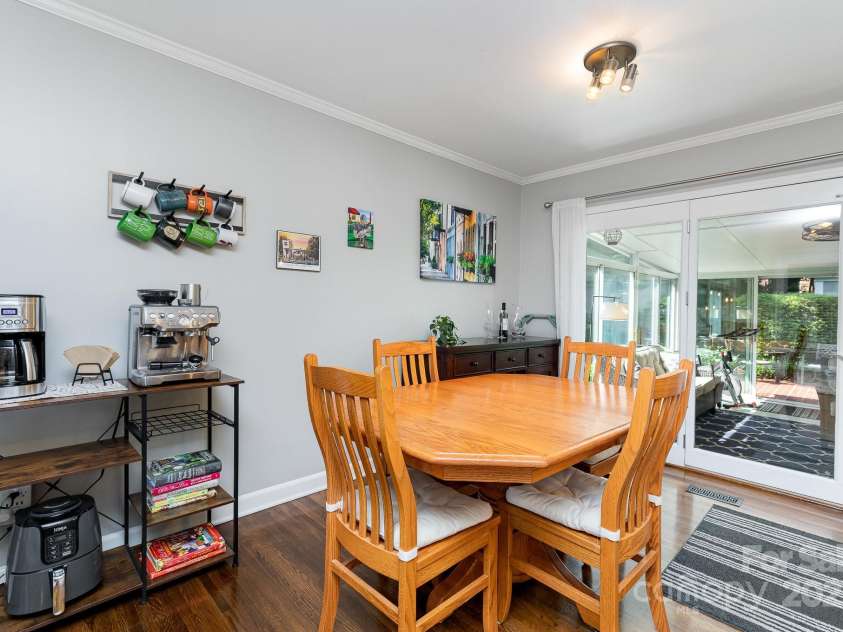 4200 Tyndale Avenue, Charlotte, NC 28210.  MLS# CAR4268120, YatesRealty ID 22194. Dining area