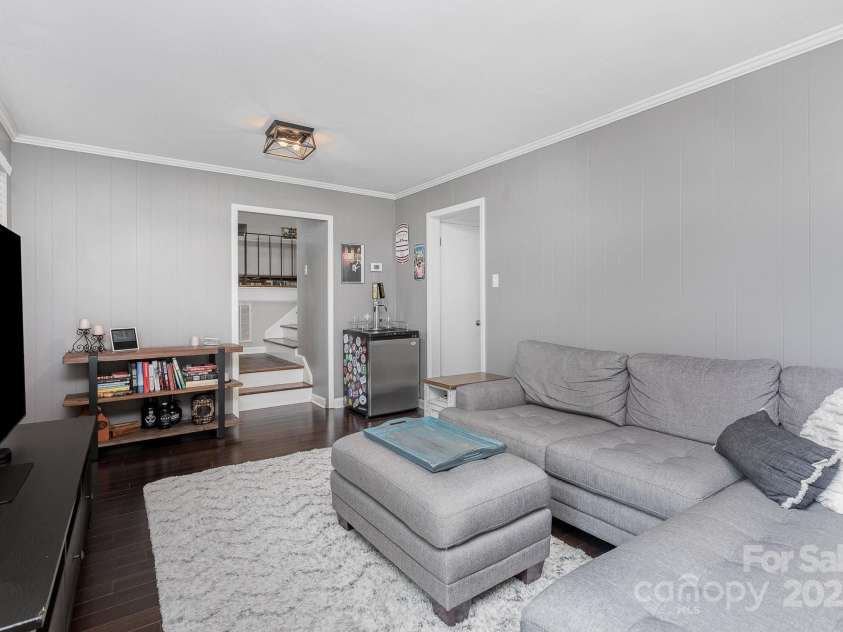 4200 Tyndale Avenue, Charlotte, NC 28210.  MLS# CAR4268120, YatesRealty ID 22194. Family room