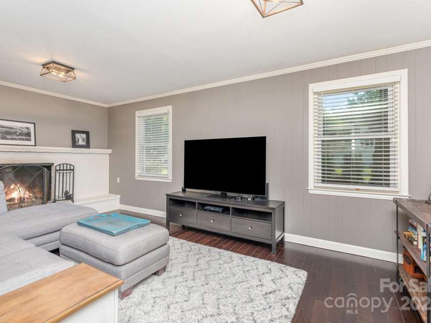 4200 Tyndale Avenue, Charlotte, NC 28210.  MLS# CAR4268120, YatesRealty ID 22194. Family room